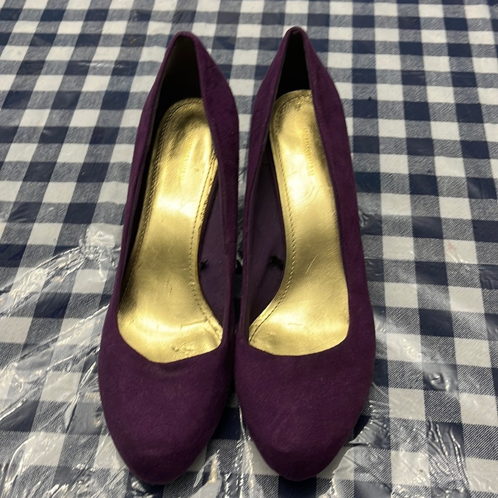 🏷️ 5 for $15 Well loved, H&M purple suede heels. Wear on left rear heel